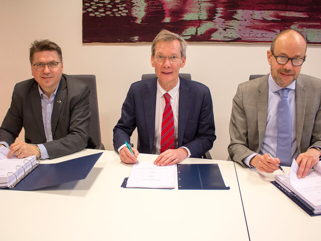 Contract signing on 24 January 2017. Ulstein and Acta, from left managing director at Ulstein Verft, Kristian Sætre, and managing directors at Acta Marine, Rob Boer and Govert Jan van Oord.