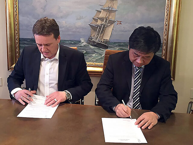 Signing of the SunStone Expedition Cruise Ship contract, from left commercial director Lars Ståle Skoge and CMHI Deputy General Manager Mr. Zhu Guiming.