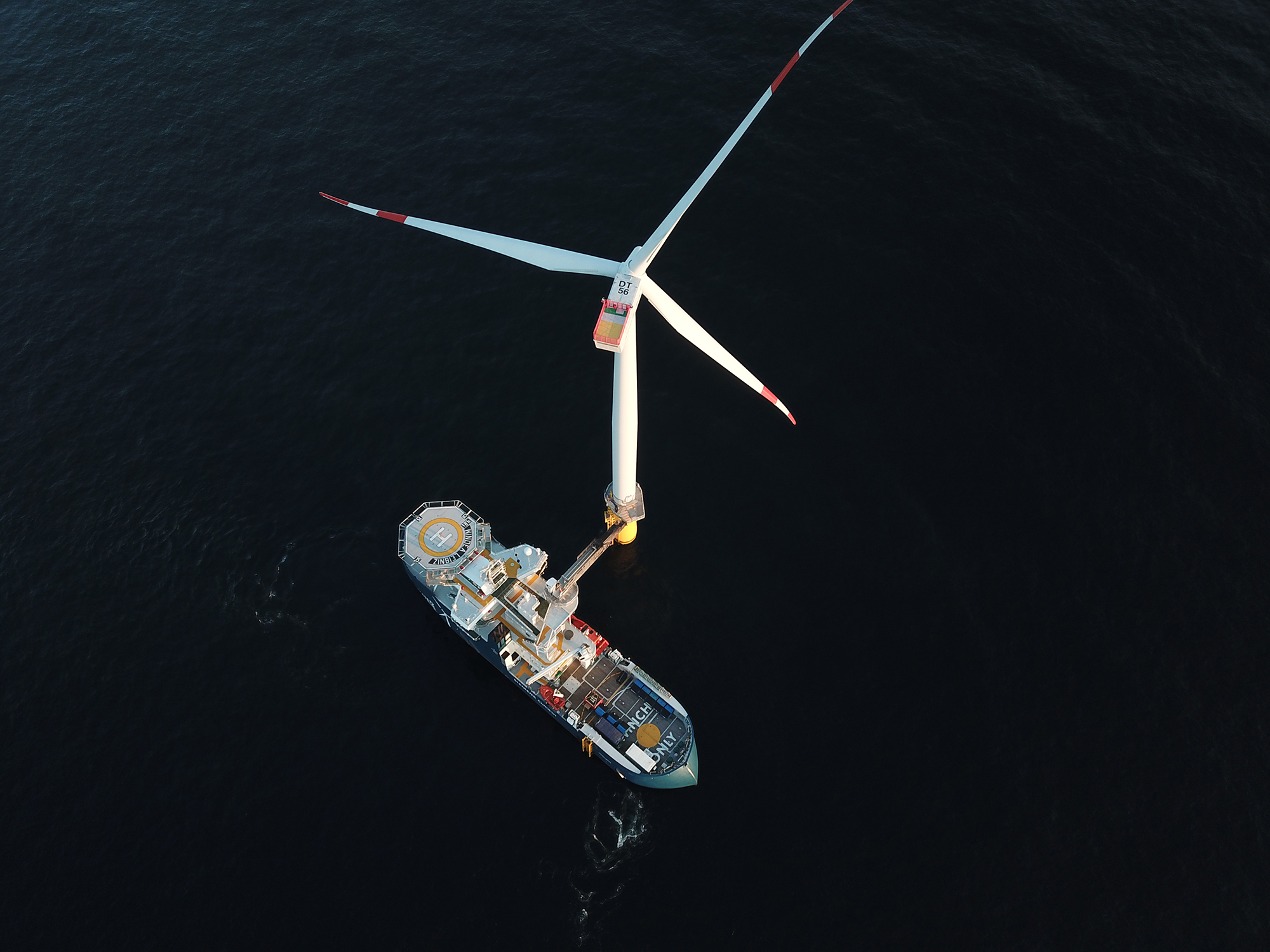 Drone photo of the Windea Leibniz, connected to a wind turbine via the W2W gangway. Photo: Matthias Giebichenstein.
