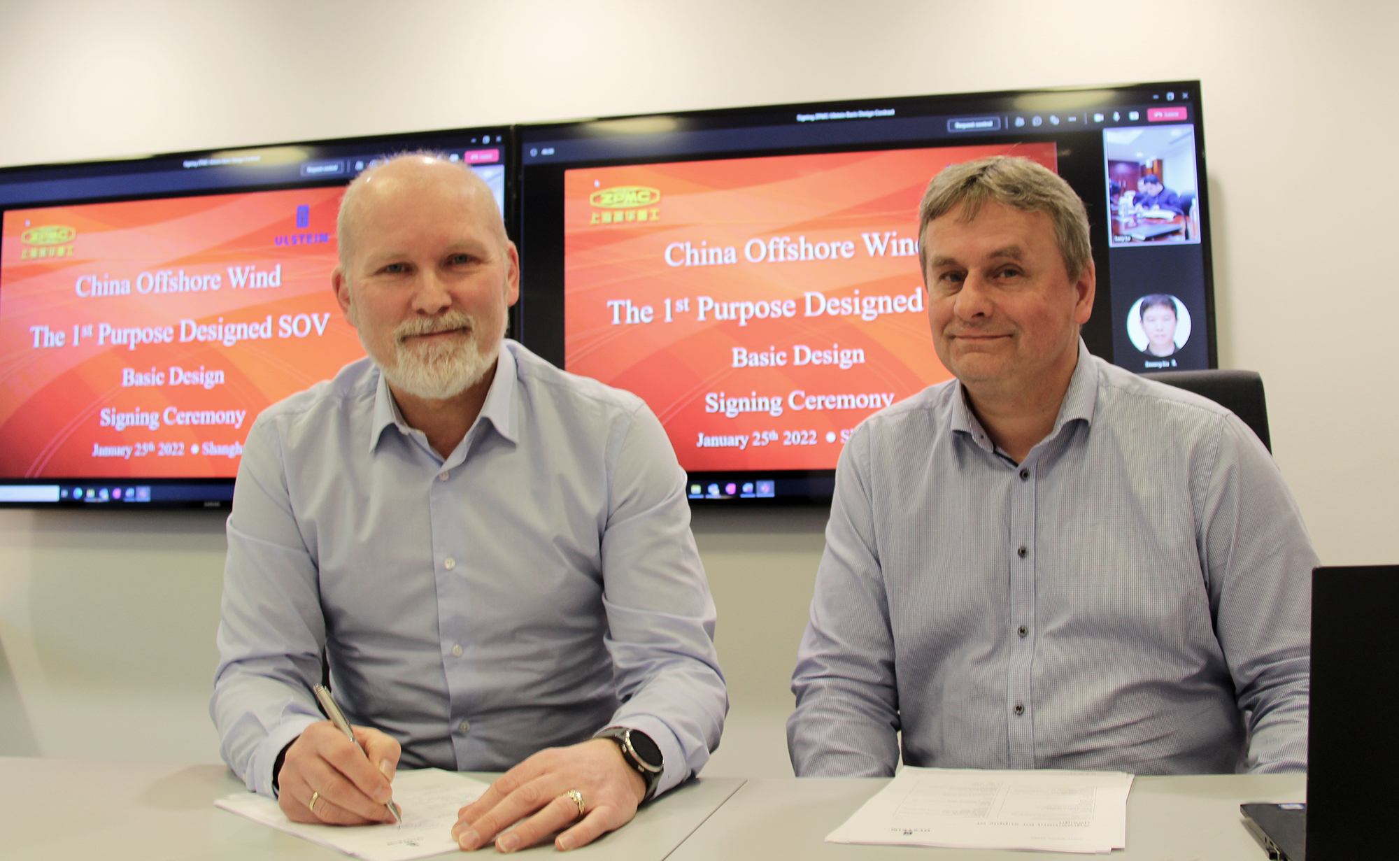 Administrerande direktør Runar Muren og kontraktssjef Trond Gundersby i Ulstein Design & Solutions AS ved kontraktssigneringa med ZPMC.
