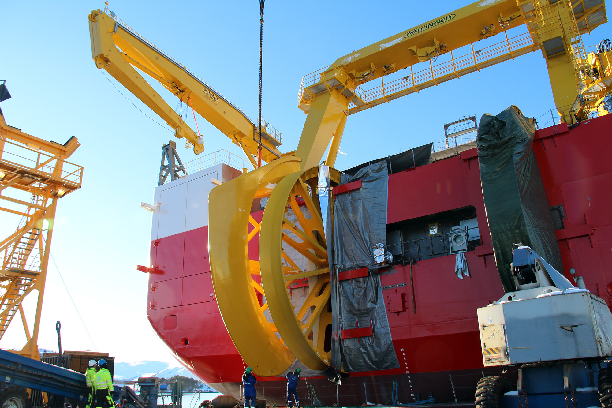 Den første av fire såkalla 'fairings' vart installert i akterenden av skipet i februar, med vår lekter som arbeidsunderlag.