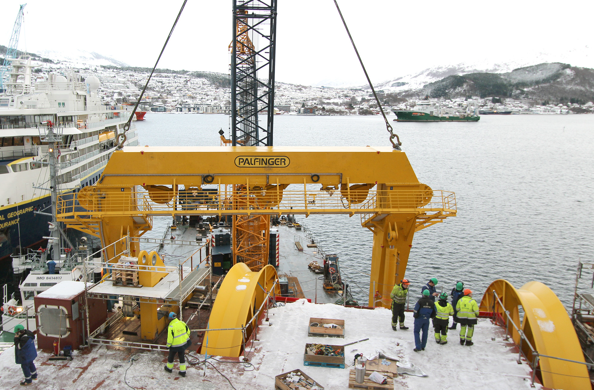 The A-frame when being lifted onto the CLV vessel ‘Nexans Aurora’.