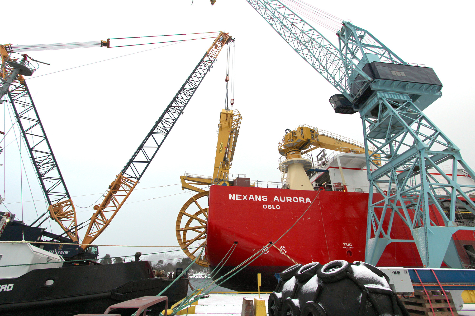 The Demag CC2800-1 crawler crane has a capacity of lifting 400t while on the barge. The lift of the 150t A-frame was carried out without difficulties.