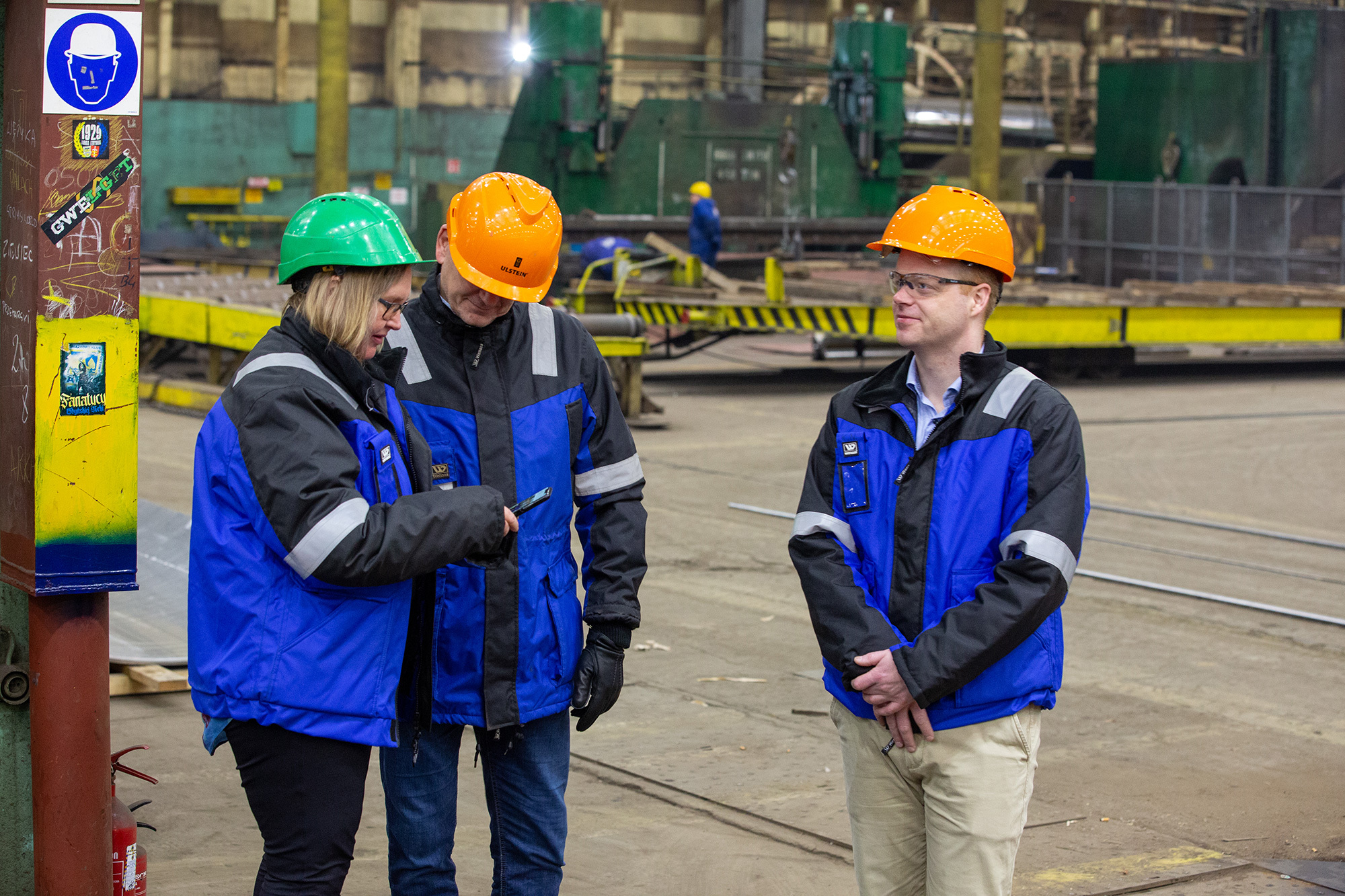Ulstein Verft's production manager May Kristin Myklebust and sales manager Kolbjørn Moldskred, together with COO Olympic Marius Bergseth (right). Photo: Crist.