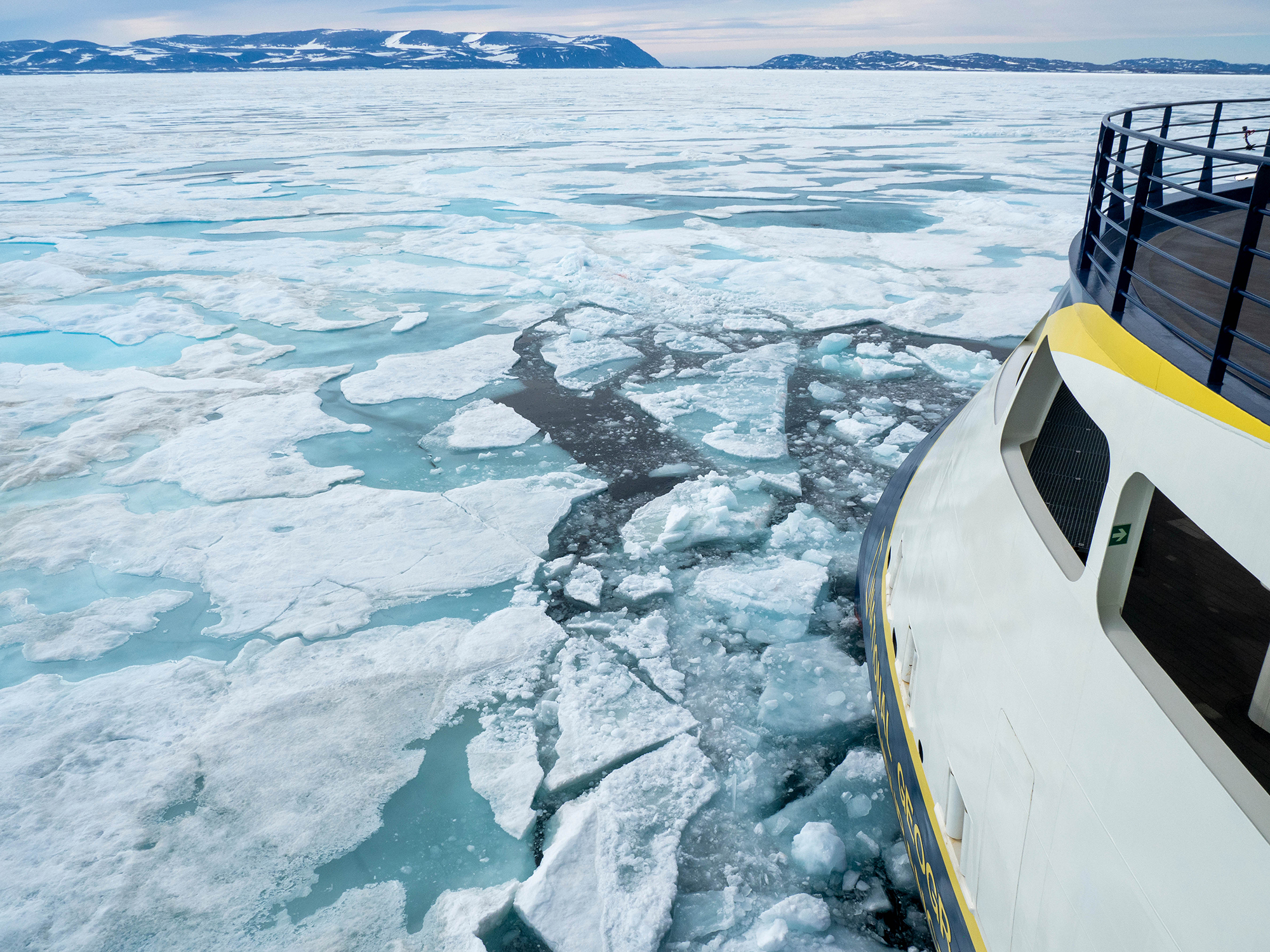Skroglinjeforma X-BOW, som har vore i bruk på offshoreskip i mange år, har blitt tatt godt i mot av cruisemiljøet. Baugen foldar isen ned, medan støynivået er lavt. Det gir også betra komfort med mindre slag og vibrasjonar ved kryssingar over ope hav.