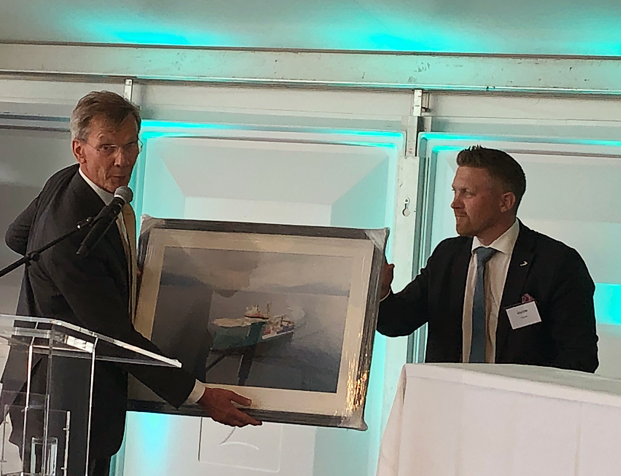 Rob Boer, head of Acta Marine, received a photo of the 'Acta Centaurus' from Ulstein Verft's Trond Skodjevåg Bø at the naming ceremony.